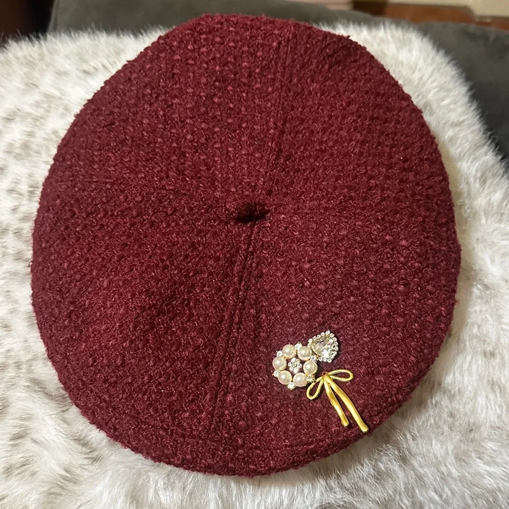 Elegant Burgundy Beret with Pearl Brooch - Picture 2 of 4